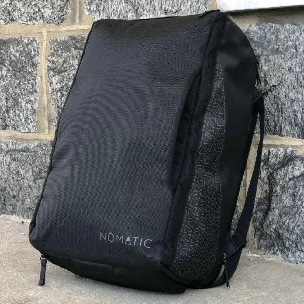 Like New Nomatic Travel Bag 40L + Laundry Bag+ Waist Strap Used 1x